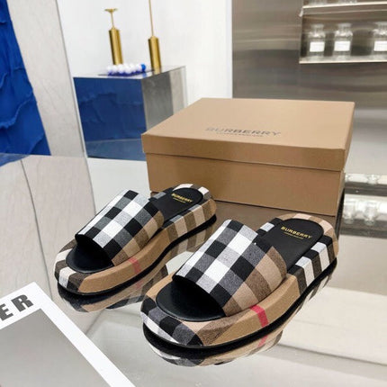 BURBERRY 26S SLIDE SANDALS IN ARCHIVE BEIGE BLACK FABRIC