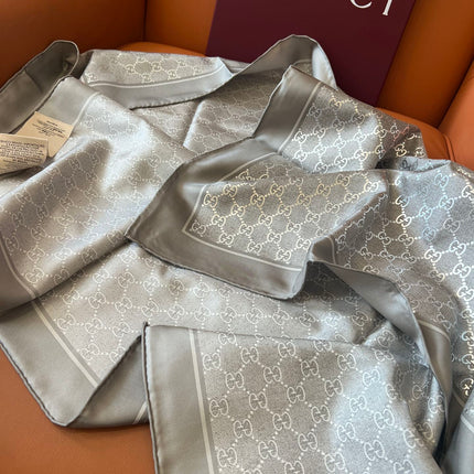 GUCCI 25S SCARF 90 IN SILK 697668
