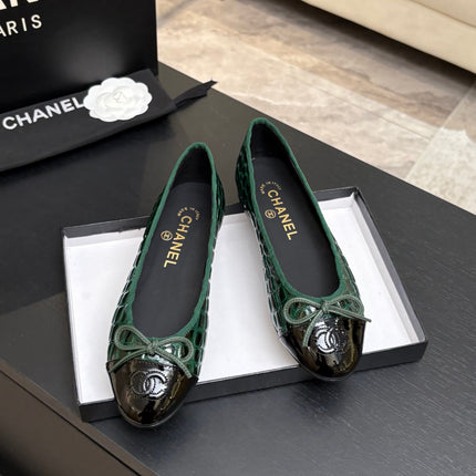 CHANEL 26S BALLET FLATS IN BLACK & GREEN PATENT LEATHER