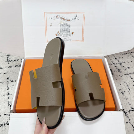 HM 26S IZMIR SANDAL IN ETOUPE LAMBSKIN