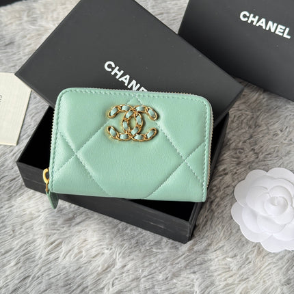 CC ZIPPED CARD HOLDER 11 IN BABY GREEN LAMBSKIN GOLD-TONE METALLIC