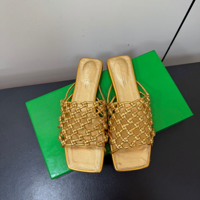 BOTTEGA VENETA 26S WOVEN STRAP SANDALS IN GOLD LAMBSKIN