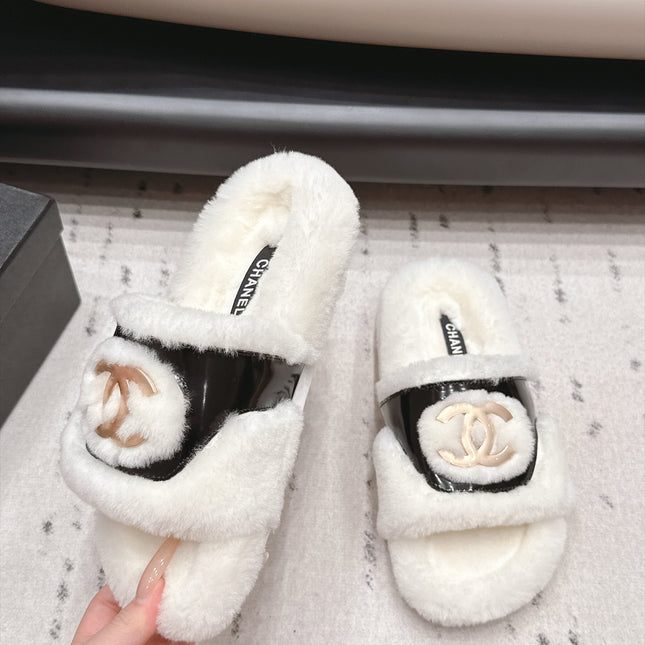 CHANEL 26S SLIDE SANDALS IN WHITE SHEARLING AND BLACK STRAP