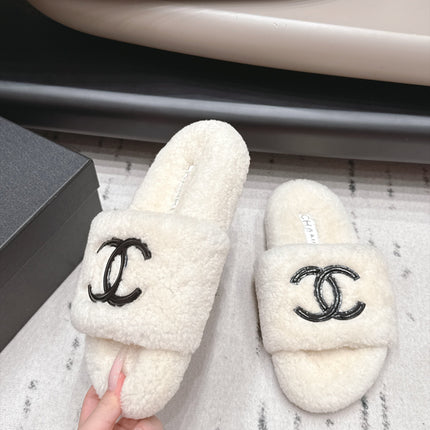 CHANEL 26S SLIDE MULES IN WHITE SHEARLING AND BLACK CC LOGO