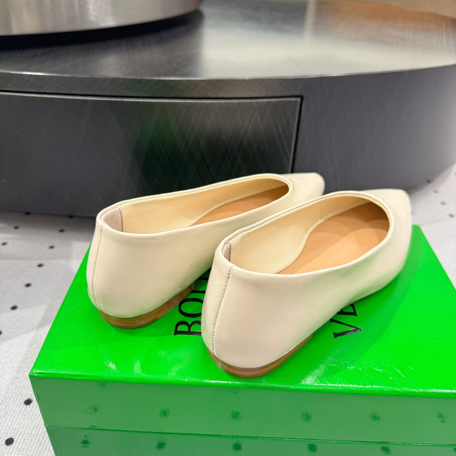 BOTTEGA VENETA 26S BALLET FLATS IN LIGHT BEIGE CALFSKIN