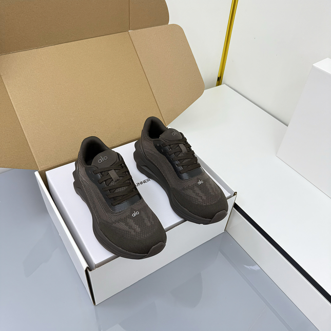 ALO 25S SNEAKER IN MOSS BROWN MESH FABRIC