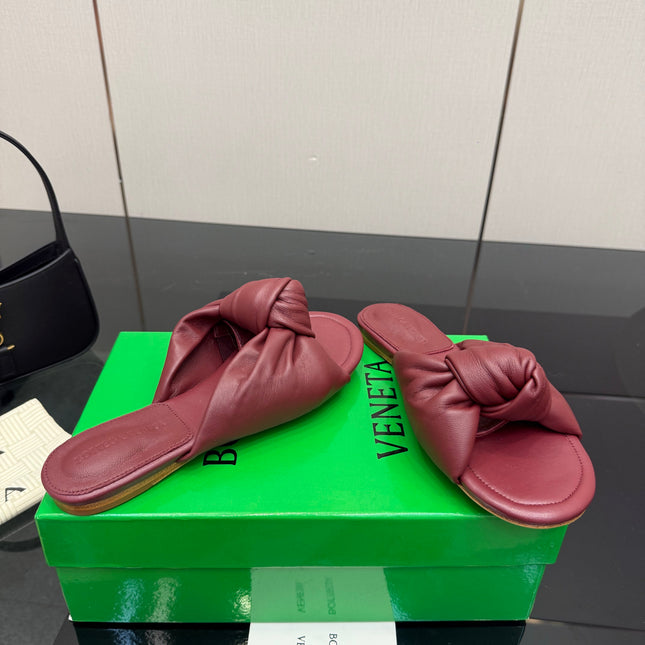 BOTTEGA VENETA 26S SLIDE SANDALS IN DARK RED LAMBSKIN