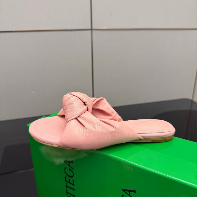BOTTEGA VENETA 26S SLIDE SANDALS IN PASTEL PINK LAMBSKIN