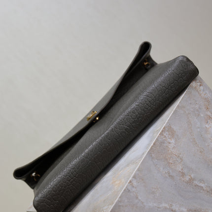 YSL 25S CASSANDRE ENVELOPE MESSENGER 35 IN LIGHT MUSK LAMBSKIN GOLD HARDWARE
