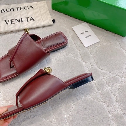 BOTTEGA VENETA 26S FLAT THONG SANDALS IN DARK RED LAMBSKIN