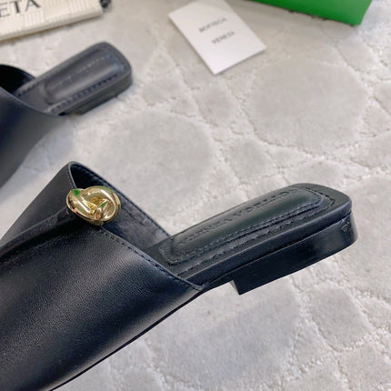 BOTTEGA VENETA 26S FLAT THONG SANDALS IN BLACK LAMBSKIN