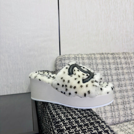 CHANEL 26S PLATFORM SLIDE SANDALS IN WHITE SHEARLING AND BLACK CC LOGO SQUARE TOE
