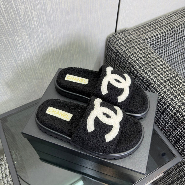 CHANEL 26S SLIDE SANDALS  IN BLACK AND WHITE SHEARLING OPEN TOE