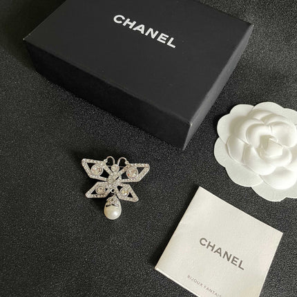CHANEL 26S DOUBLE C LOGO CRYSTAL BOW PEARL DROP BROOCH 629165