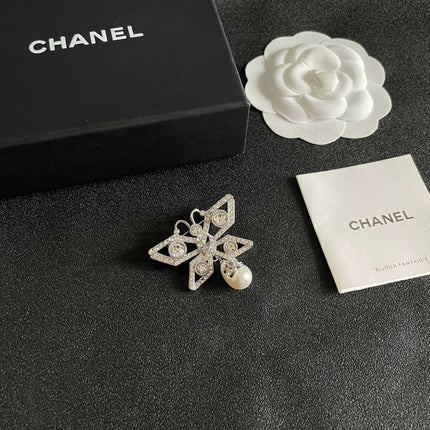 CHANEL 26S DOUBLE C LOGO CRYSTAL BOW PEARL DROP BROOCH 629165