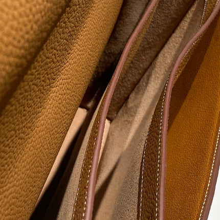 SAC A DEPECHES LIGHT 38 IN GOLD TOGO CALFSKIN