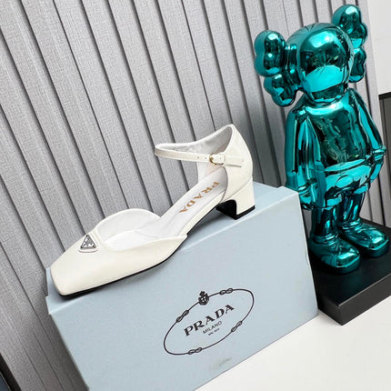 PRADA 26S ANKLE STRAP PUMPS 40MM IN WHITE PATENT CALFSKIN TRIANGLE LOGO