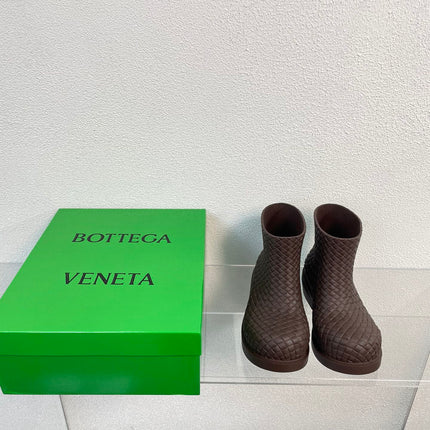 FIREMAN BOOTS IN CHOCOLATE BROWN RUBBER WITH ICONIC INTRECCIO MOTIF