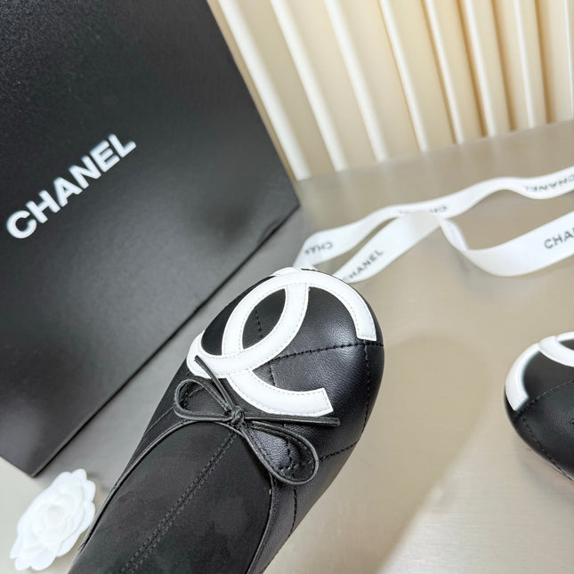 CHANEL 26S ANKLE BOOTS IN BLACK CALFSKIN AND SUEDE SQUARE TOE
