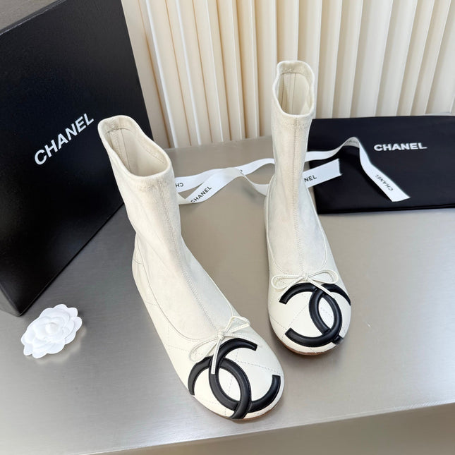 CHANEL 26S ANKLE BOOTS IN WHITE CALFSKIN AND SUEDE SQUARE TOE