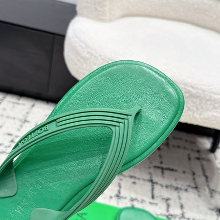 BOTTEGA VENETA 26S THONG SANDALS IN GREEN TPU