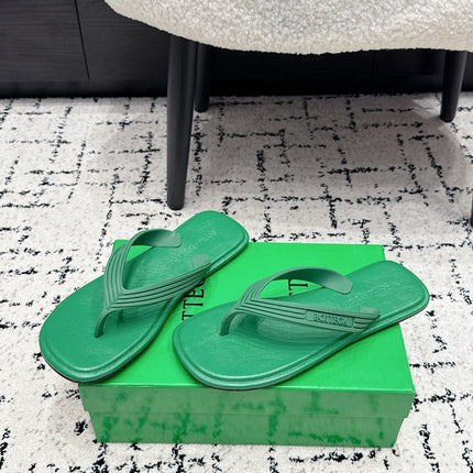 BOTTEGA VENETA 26S THONG SANDALS IN GREEN TPU