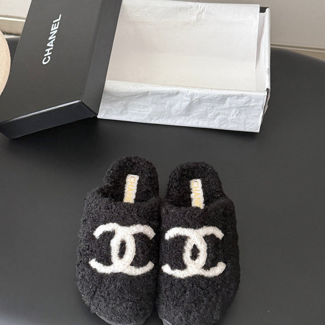 CHANEL 26S SLIDE SANDALS IN BLACK SHEARLING UPPER AND LINING WITH WHITE CC LOGO