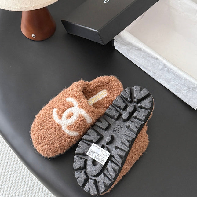 CHANEL 26S SLIDE SANDALS IN CAMEL BROWN SHEARLING UPPER AND LINING WITH WHITE CC LOGO