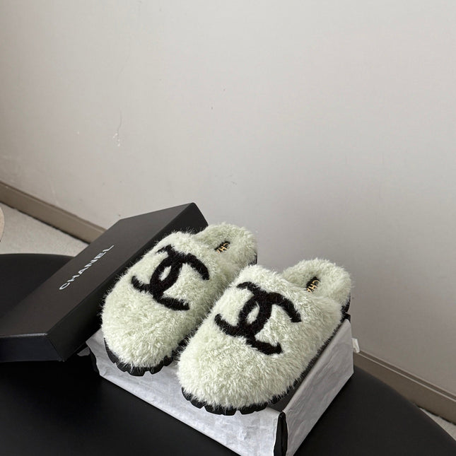 CHANEL 26S SLIDE SANDALS IN IVORY SHEARLING UPPER AND LINING WITH BLACK CC LOGO