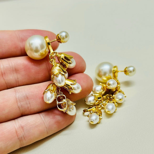 CD 26S PEARL FLORAL CHARM DROP EARRINGS IN GOLD TONE METAL 644372
