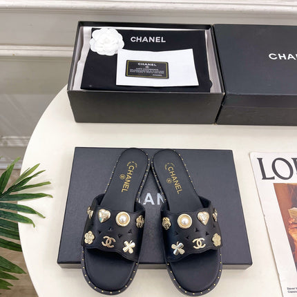 CHANEL 26S FLAT SANDALS IN BLACK LAMBSKIN CHARM-DECORATED