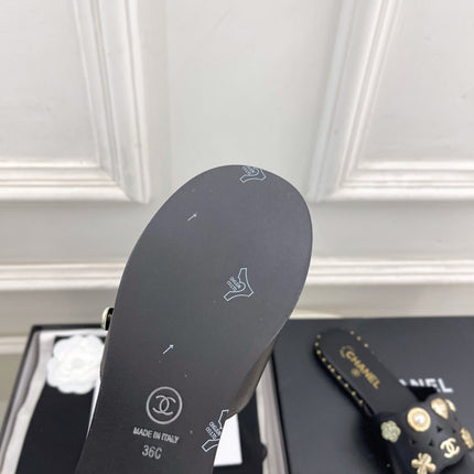 CHANEL 26S FLAT SANDALS IN BLACK LAMBSKIN CHARM-DECORATED